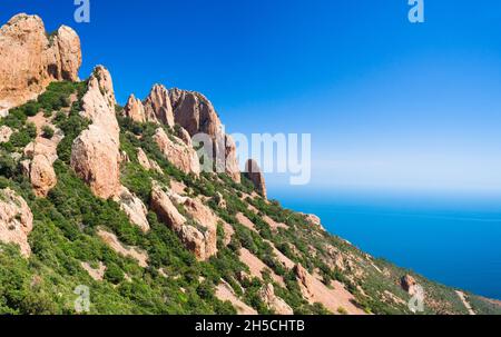 Panorama auf `l'Esterel` verstecktes Juwel in der Nähe von Cannes und Antibes. Blauer Himmel und mittelmeer. Stockfoto